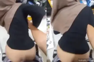 Doggy Nakal di Sofa Memek Tamu Basah Netes Karpet