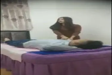 Gadis Terapis Cantik Pasrah Goyang Kasur Pijat